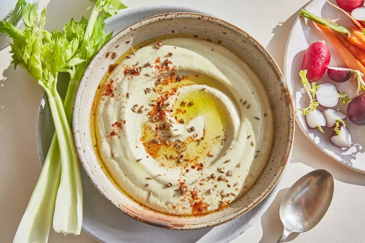 Hummus di zucchine low carb ad alto contenuto proteico