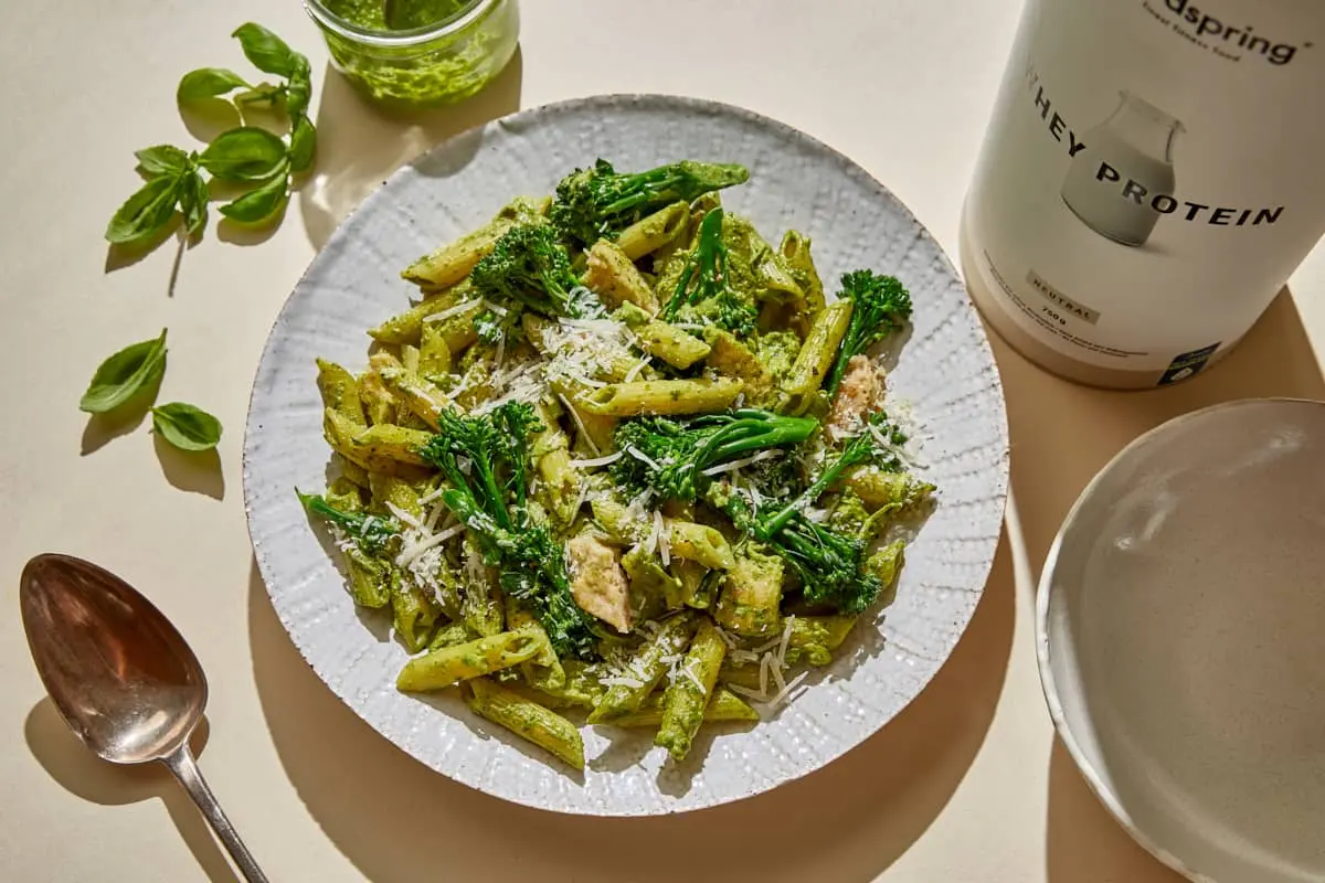 Pasta con pollo al pesto di avocado 