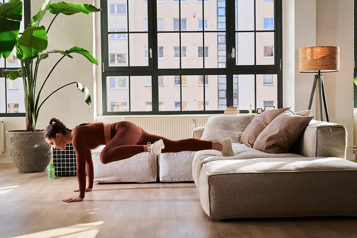 Sofa workout: 6 esercizi per allenarsi direttamente sul divano